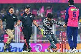 அத்துமீறி வந்து பராக்கின் காலை தொட்டு கும்பிட்ட ரசிகர்!